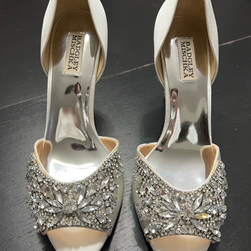 “CANDANCE” Bridal D’Orsay Peeptoe BADGLEY MISCHKA pumps 3 1/2” heels. Size 9.